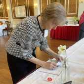 Use the arrows or slide the photo to see more